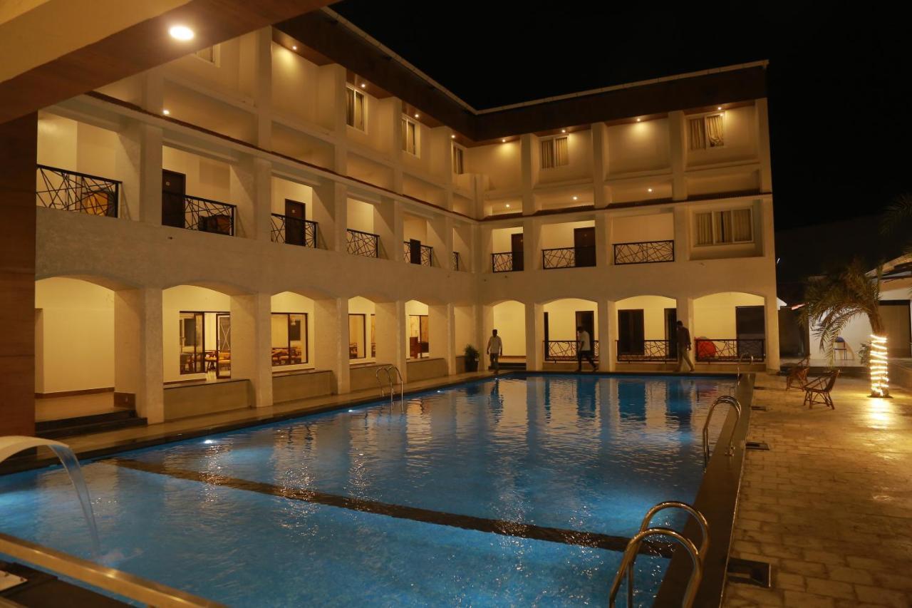 Hotel The Riviera Theni Allinagaram Exterior foto